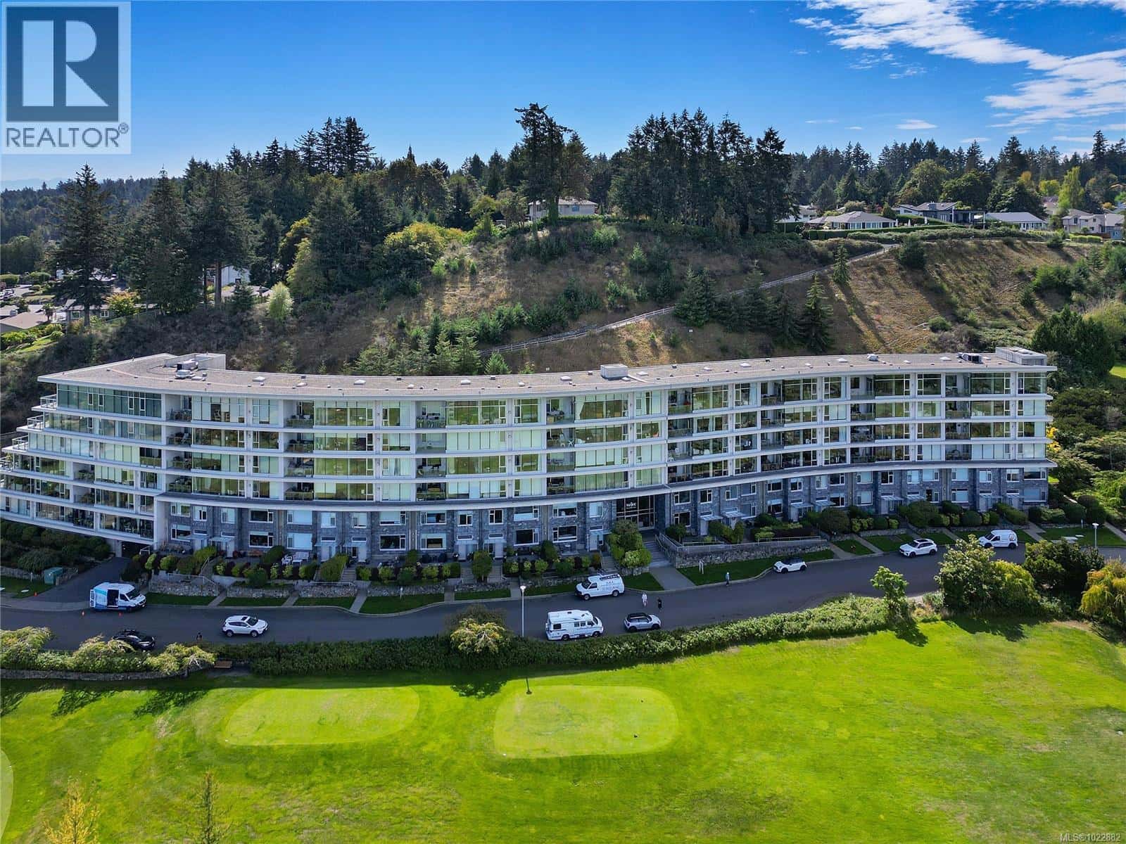 5336 Sayward Hill Cres — Saanich, British Columbia - Photo 3 of 66