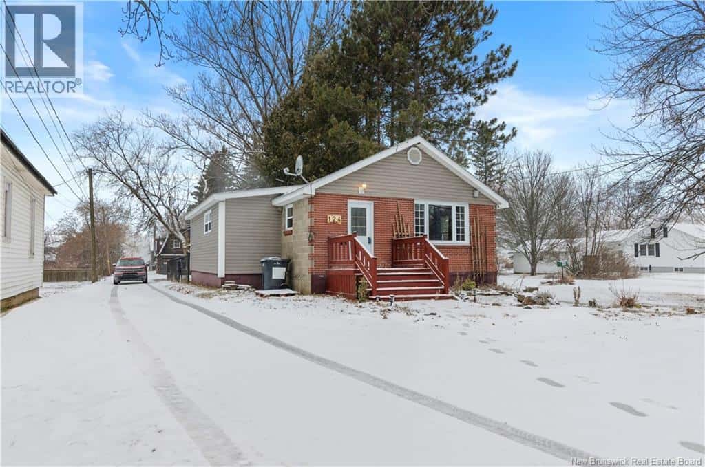 124 Riverside Drive — Fredericton, New Brunswick - Photo 2 of 28