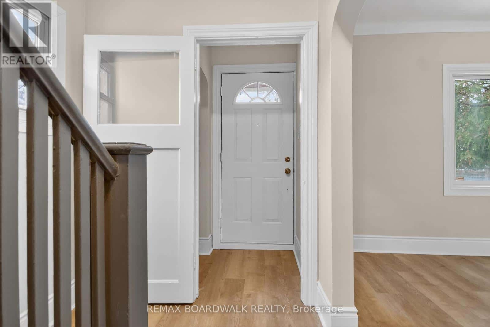 11 CAMERON AVENUE — Ottawa, Ontario - Photo 4 of 23