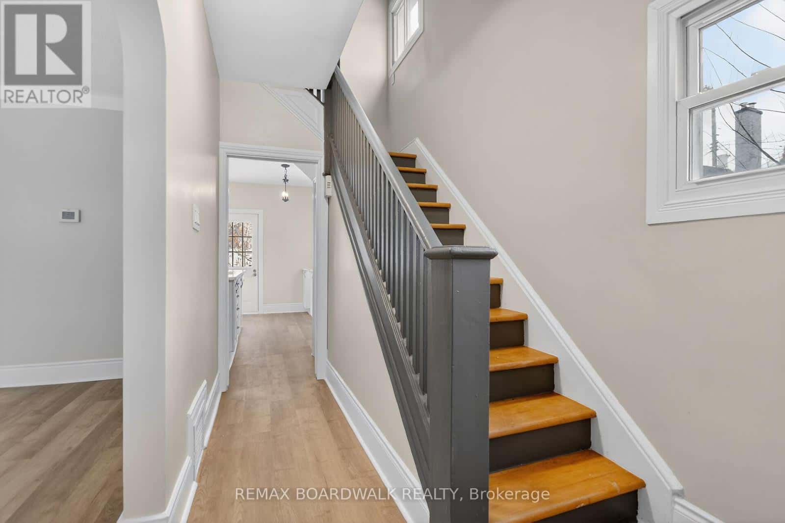 11 CAMERON AVENUE — Ottawa, Ontario - Photo 5 of 23