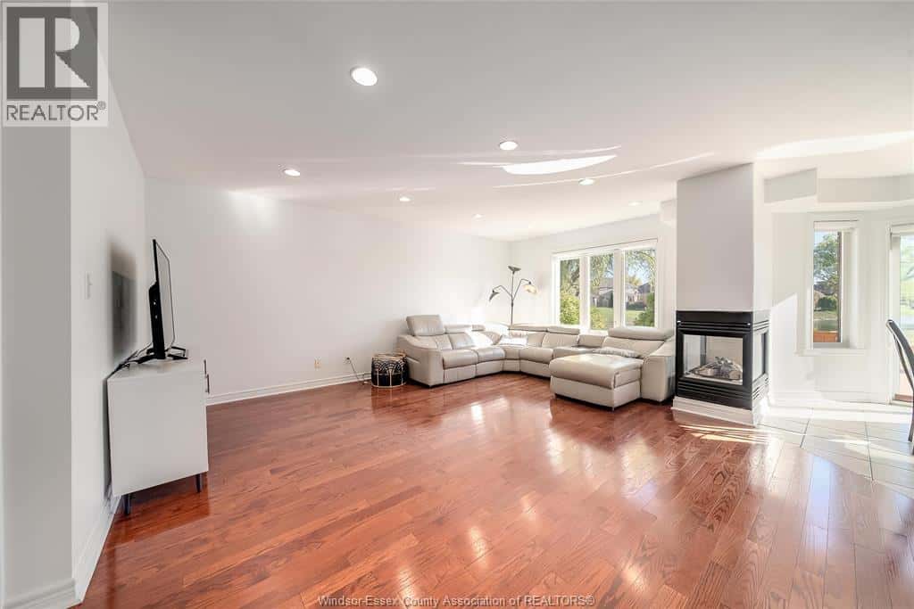 5023 SOUTHWOOD LAKES BOULEVARD — Windsor, Ontario - Photo 3 of 45