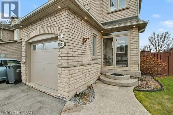 425 TAYLOR Crescent — Burlington, Ontario - Photo 4 of 32