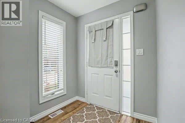 425 TAYLOR Crescent — Burlington, Ontario - Photo 5 of 32