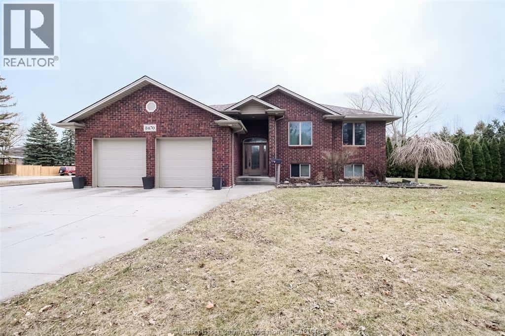 8470 MALDEN — LaSalle, Ontario - Photo 2 of 39