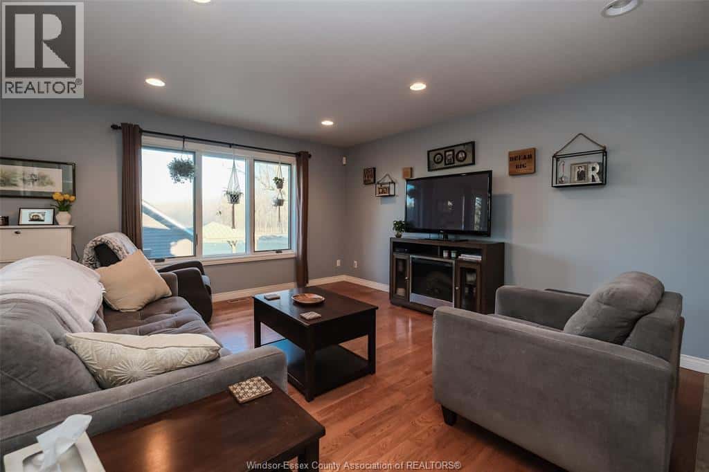 8470 MALDEN — LaSalle, Ontario - Photo 3 of 39