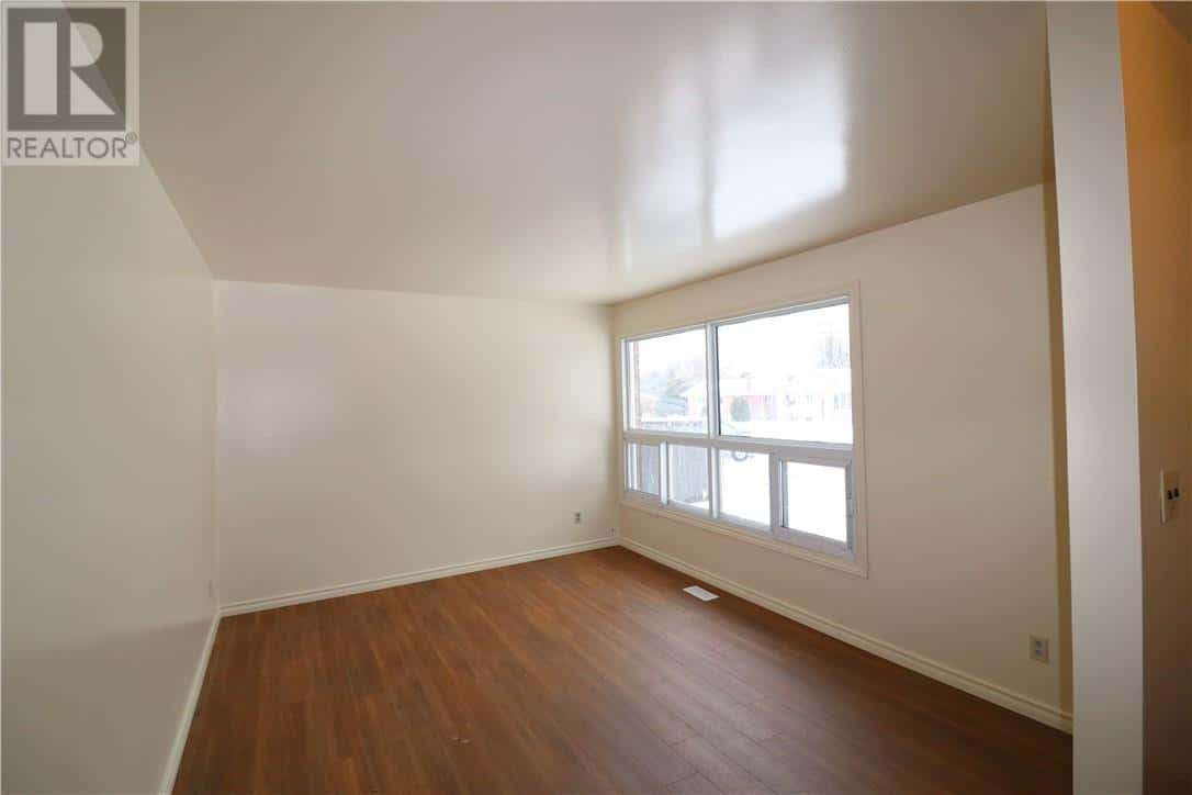 1548 Briar Avenue — Greater Sudbury, Ontario - Photo 4 of 33