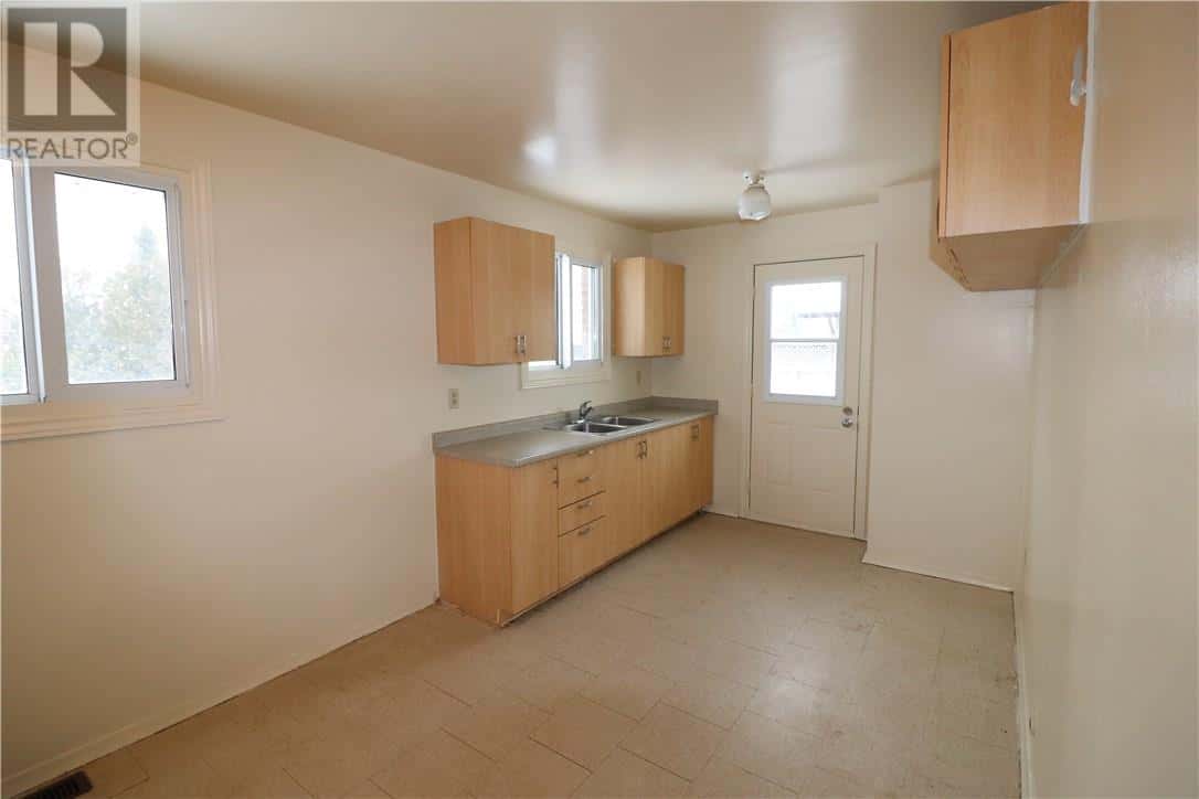 1548 Briar Avenue — Greater Sudbury, Ontario - Photo 5 of 33