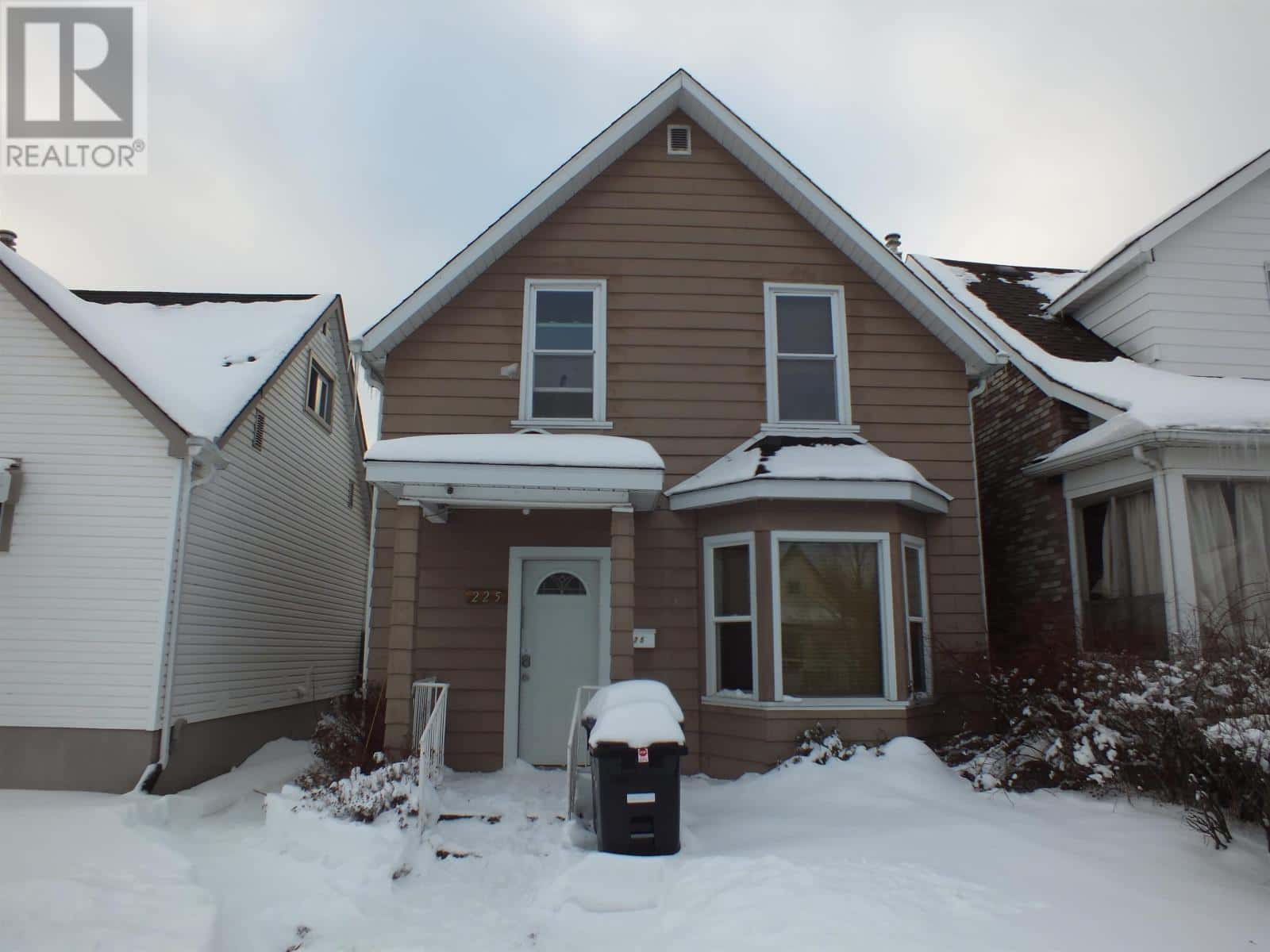 225 Balmoral ST — Thunder Bay, Ontario - Photo 2 of 28