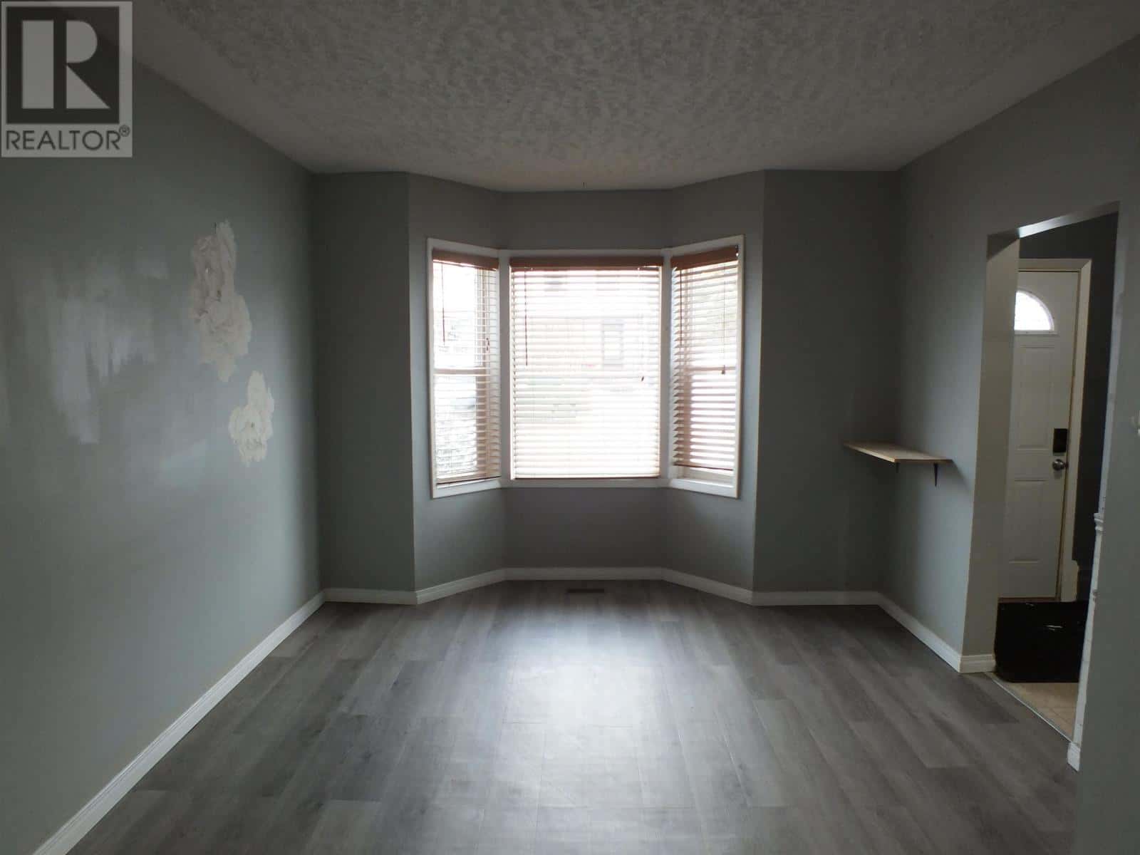 225 Balmoral ST — Thunder Bay, Ontario - Photo 3 of 28