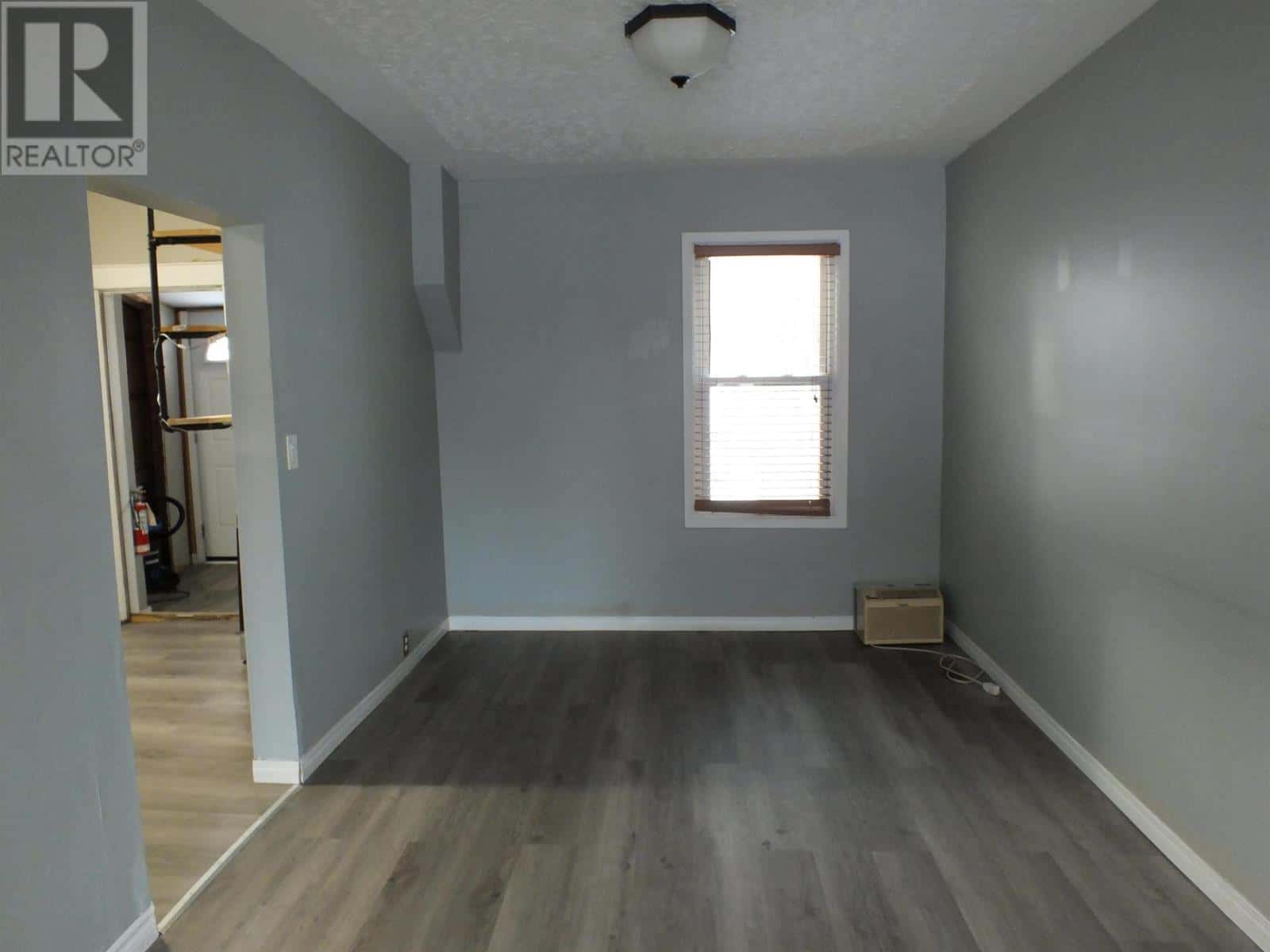 225 Balmoral ST — Thunder Bay, Ontario - Photo 4 of 28