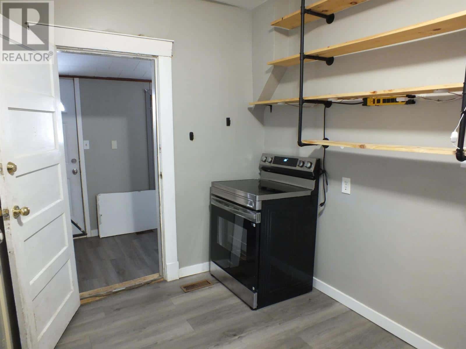 225 Balmoral ST — Thunder Bay, Ontario - Photo 5 of 28