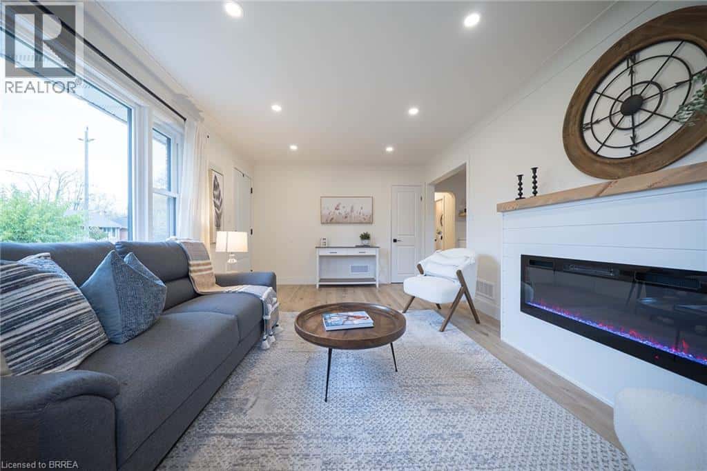 37 ROWANWOOD Avenue — Brantford, Ontario - Photo 5 of 35