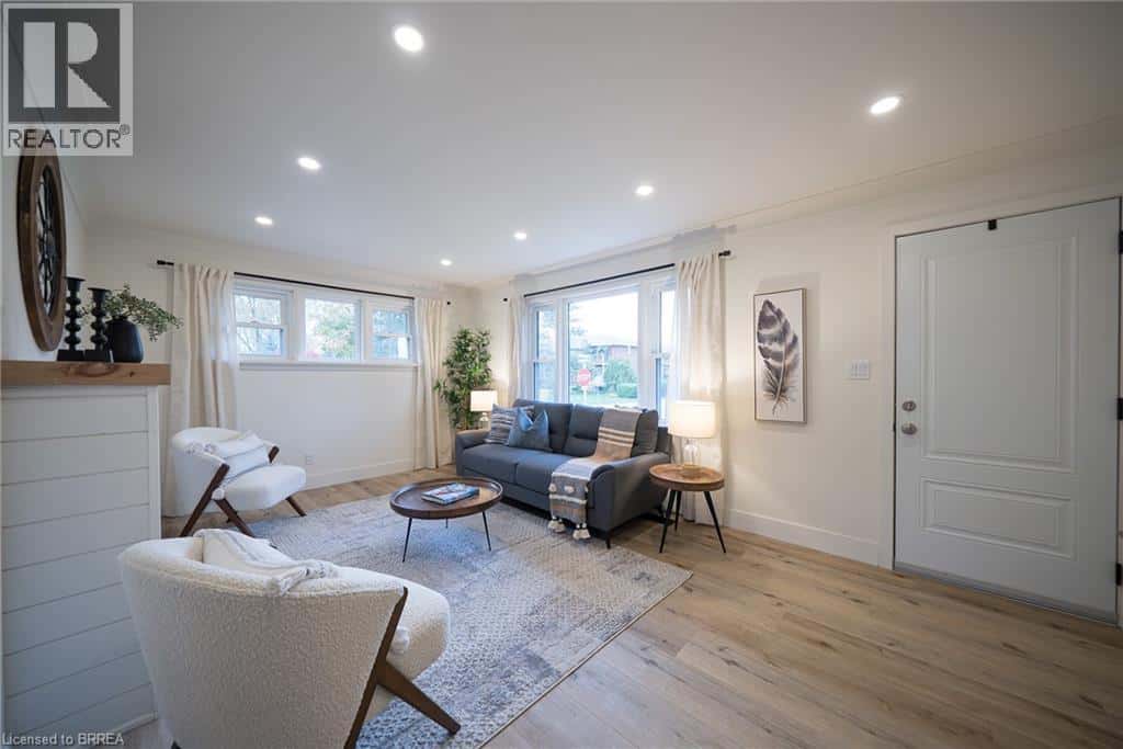 37 ROWANWOOD Avenue — Brantford, Ontario - Photo 4 of 35