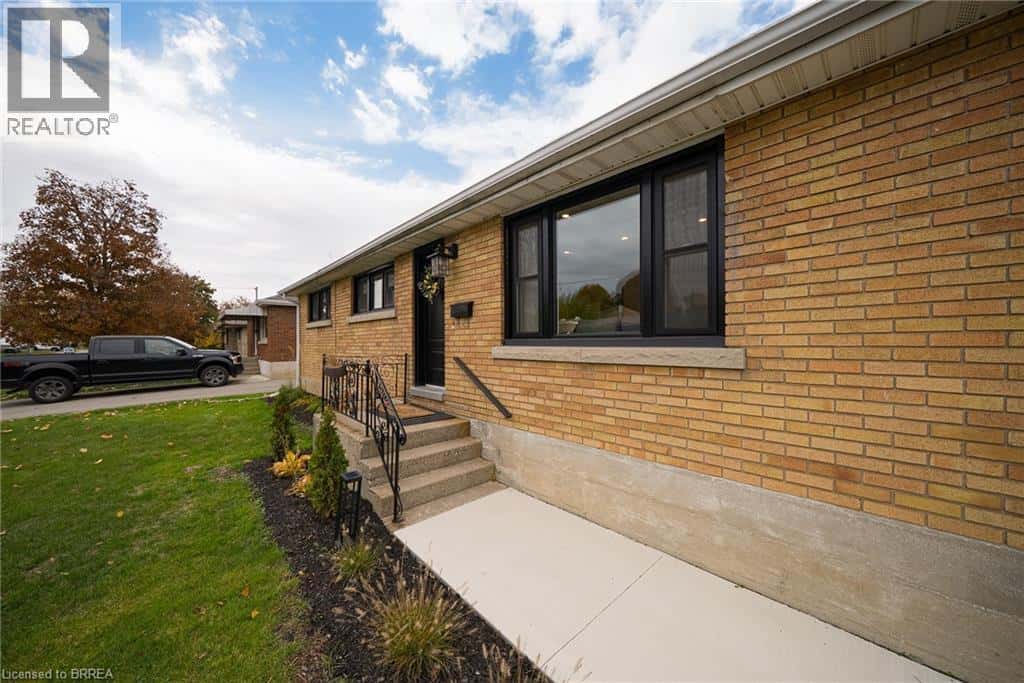 37 ROWANWOOD Avenue — Brantford, Ontario - Photo 3 of 35