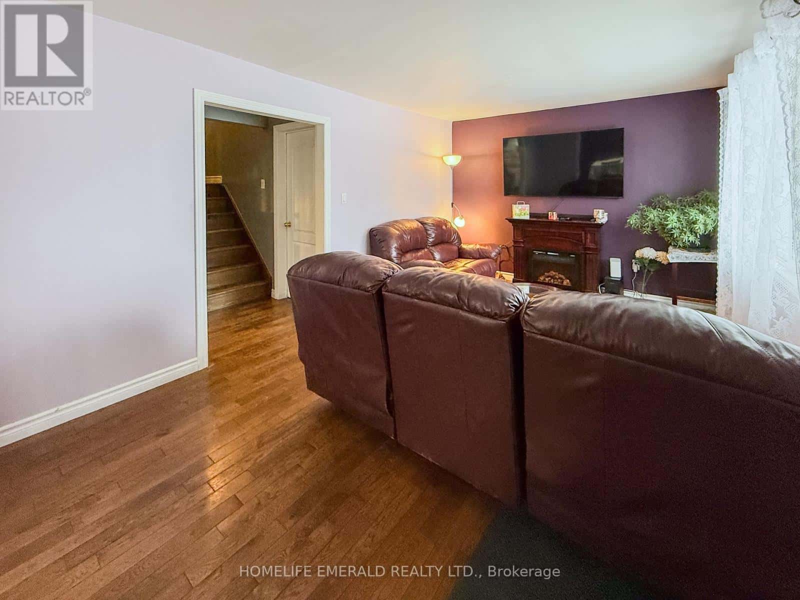 11 CENTRE STREET — Essa (Angus), Ontario - Photo 4 of 38