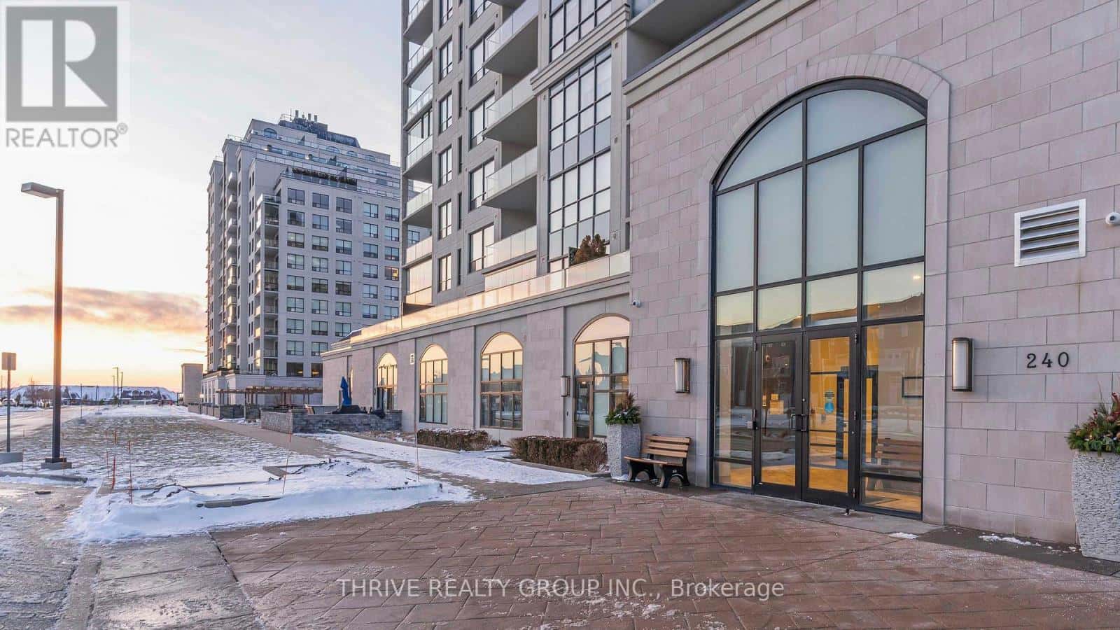 401 - 240 VILLAGEWALK BOULEVARD — London North (North R), Ontario - Photo 2 of 45