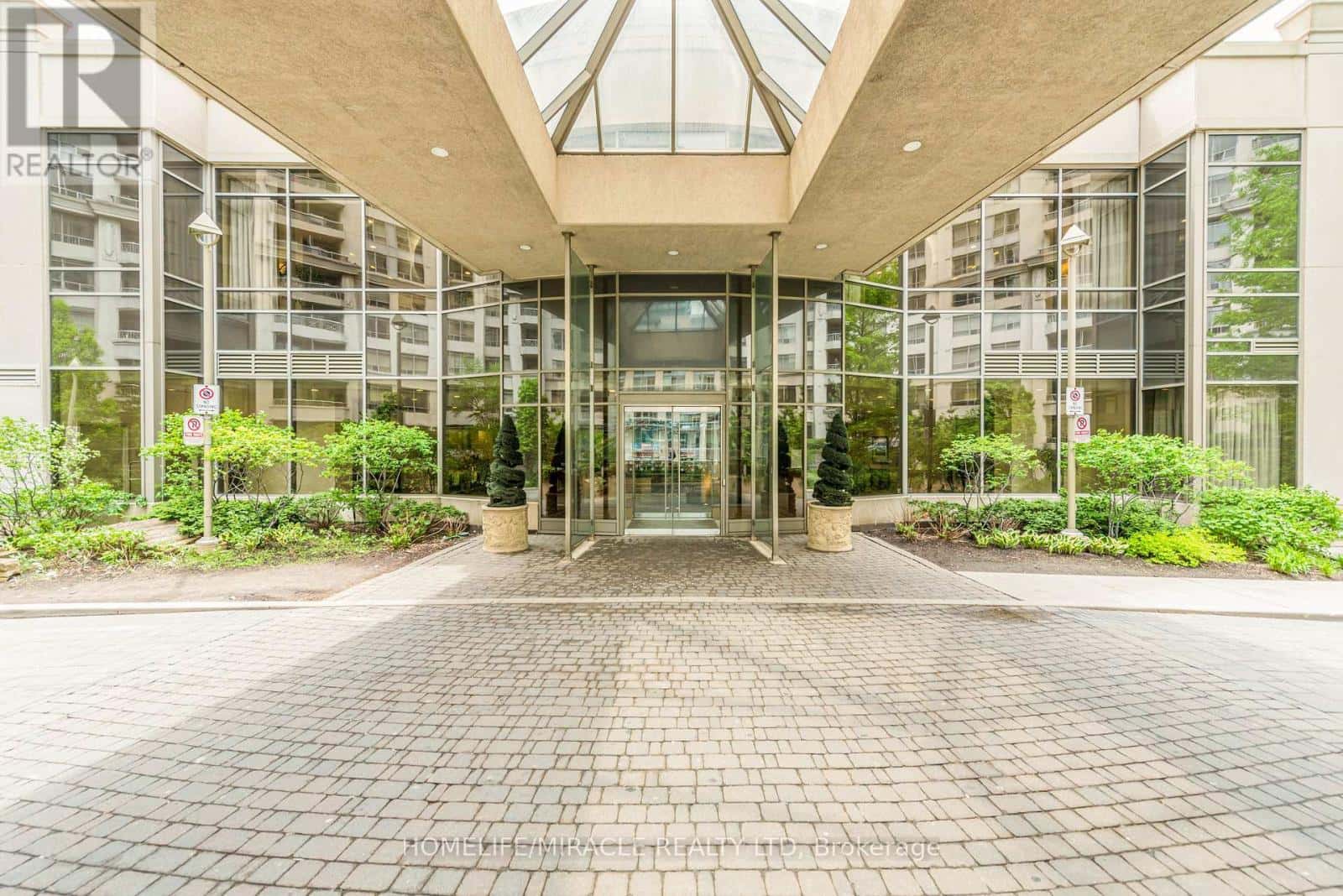 1922 - 3888 DUKE OF YORK BOULEVARD — Mississauga (City Centre), Ontario - Photo 2 of 50