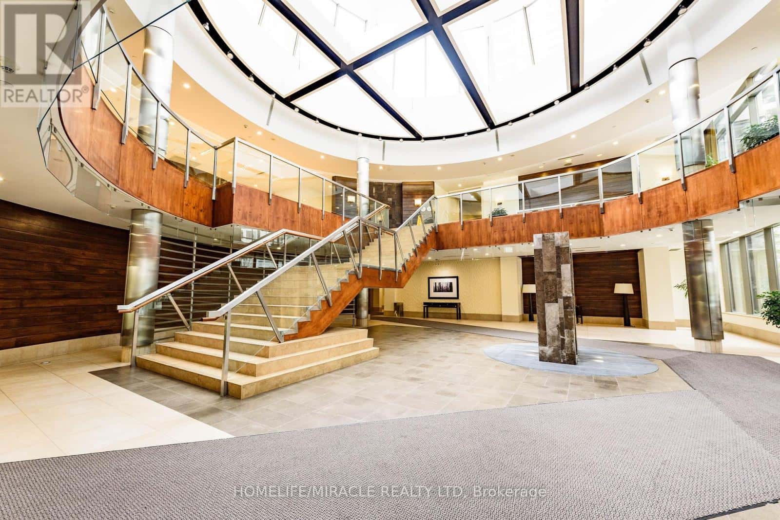 1922 - 3888 DUKE OF YORK BOULEVARD — Mississauga (City Centre), Ontario - Photo 3 of 50