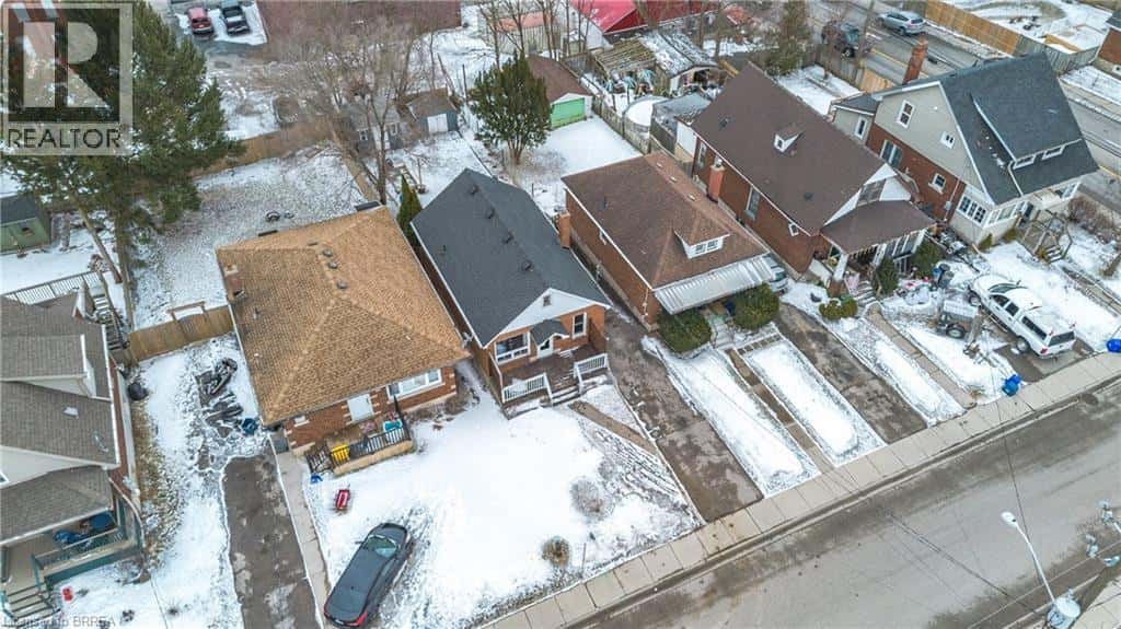 69 LYONS Avenue — Brantford, Ontario - Photo 5 of 44