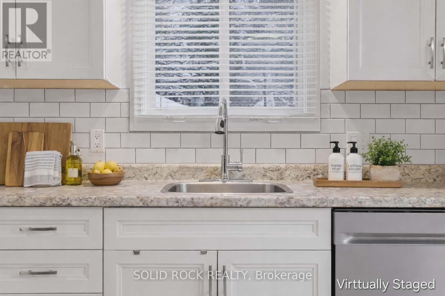 1301 ALWINGTON STREET — Brockville, Ontario - Photo 2 of 45