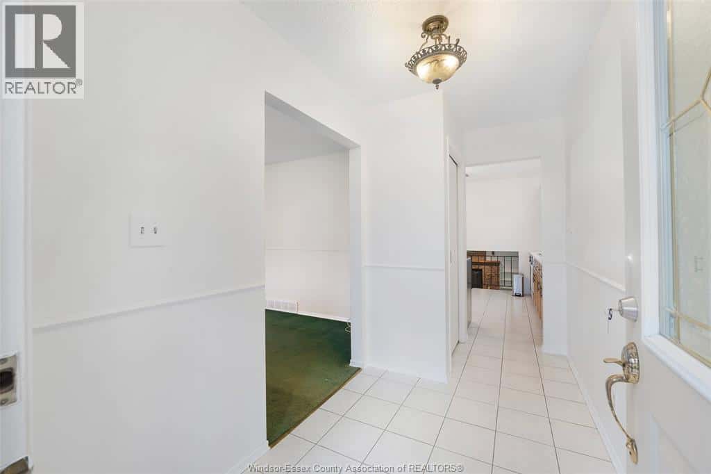 1340 AZALIA CRESCENT — Windsor, Ontario - Photo 5 of 32