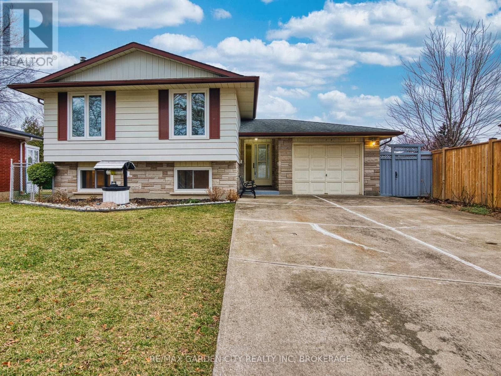 35 CROWN STREET — St. Catharines (Vine/Linwell), Ontario - Main photo