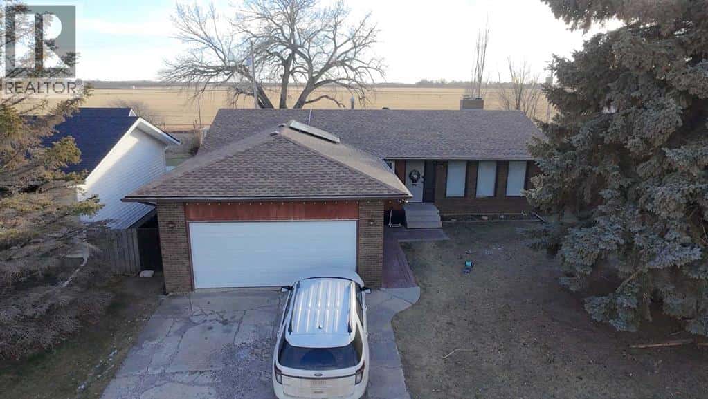 5214 38 Avenue — Taber, Alberta - Photo 2 of 30