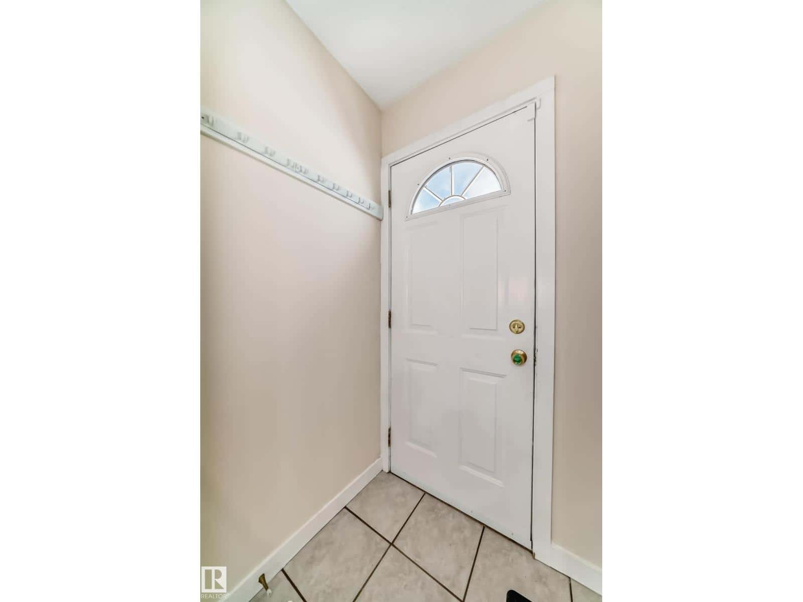 1667 42 ST NW — Edmonton, Alberta - Photo 2 of 50