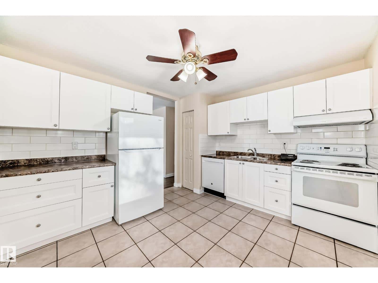 1667 42 ST NW — Edmonton, Alberta - Photo 3 of 50