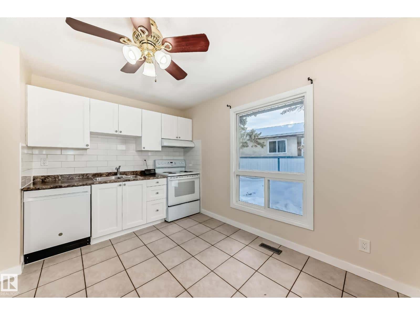 1667 42 ST NW — Edmonton, Alberta - Photo 4 of 50