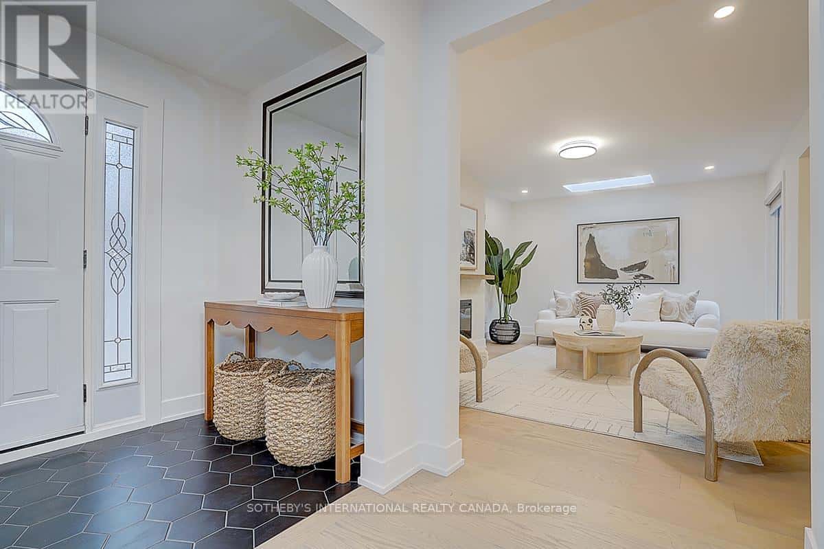 4 DERSINGHAM CRESCENT — Markham (German Mills), Ontario - Photo 4 of 43