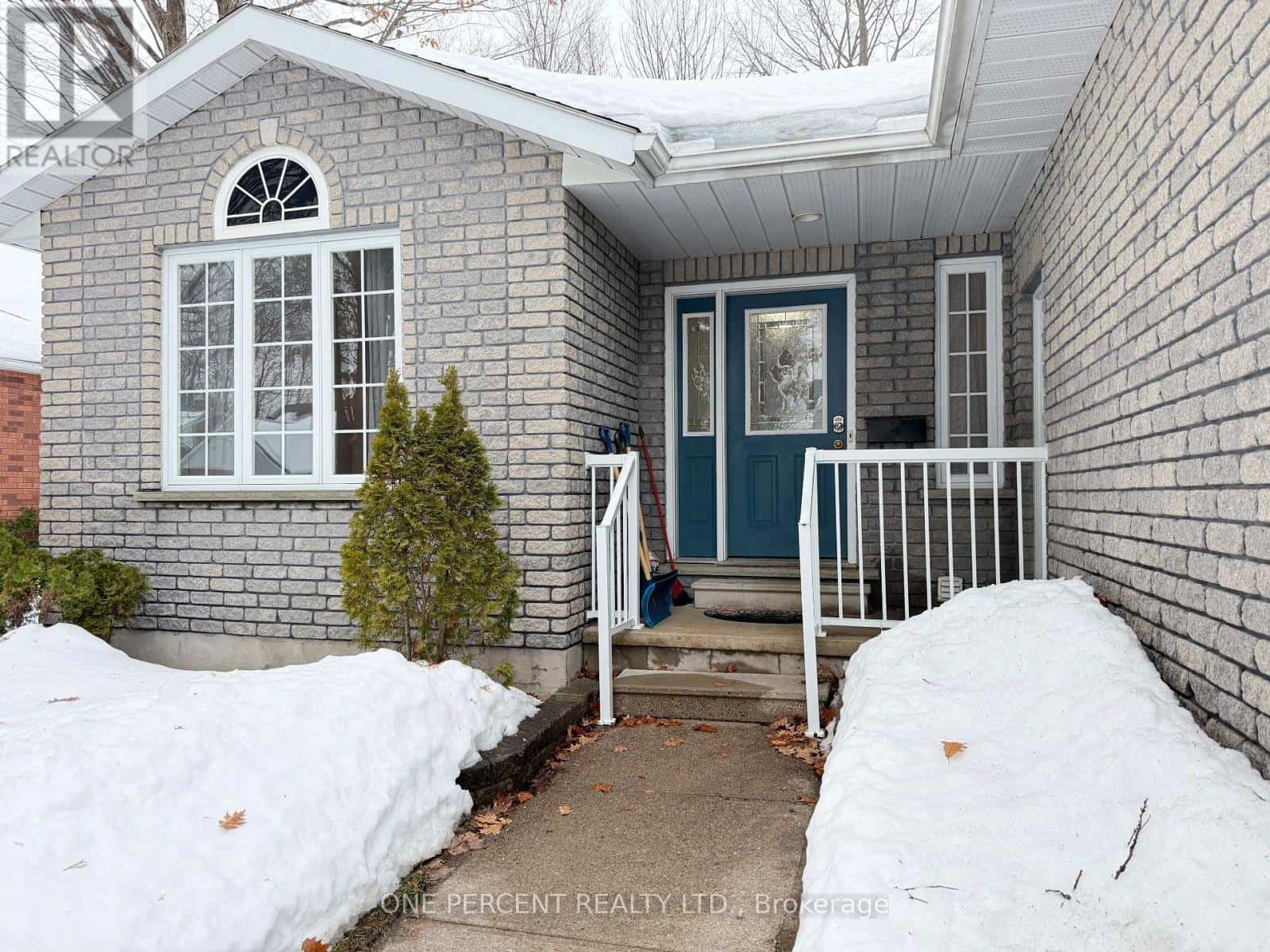 872 DOMINION AVENUE — Midland, Ontario - Photo 2 of 25
