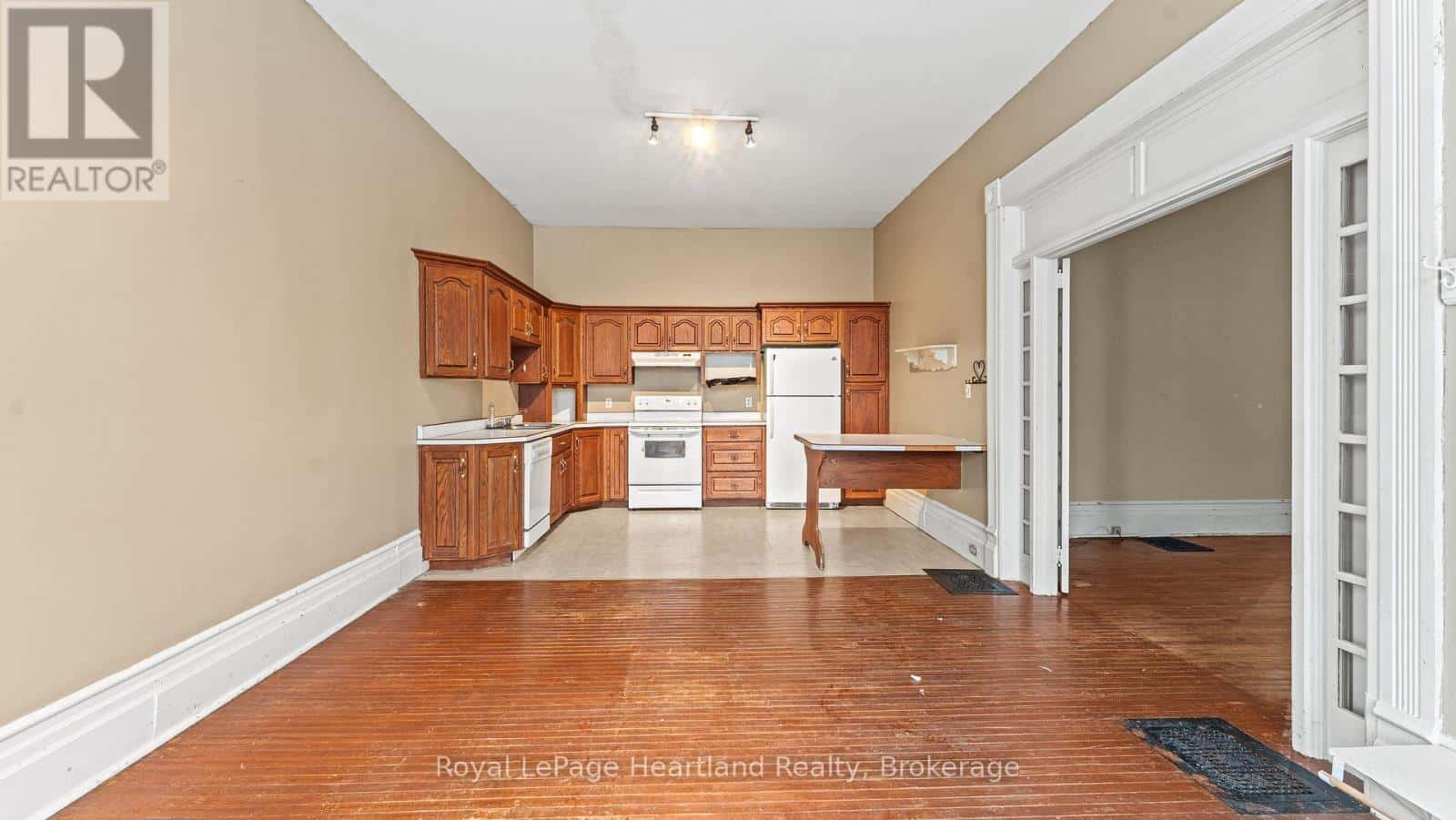 190 ALBERT STREET — Central Huron (Clinton), Ontario - Photo 3 of 41