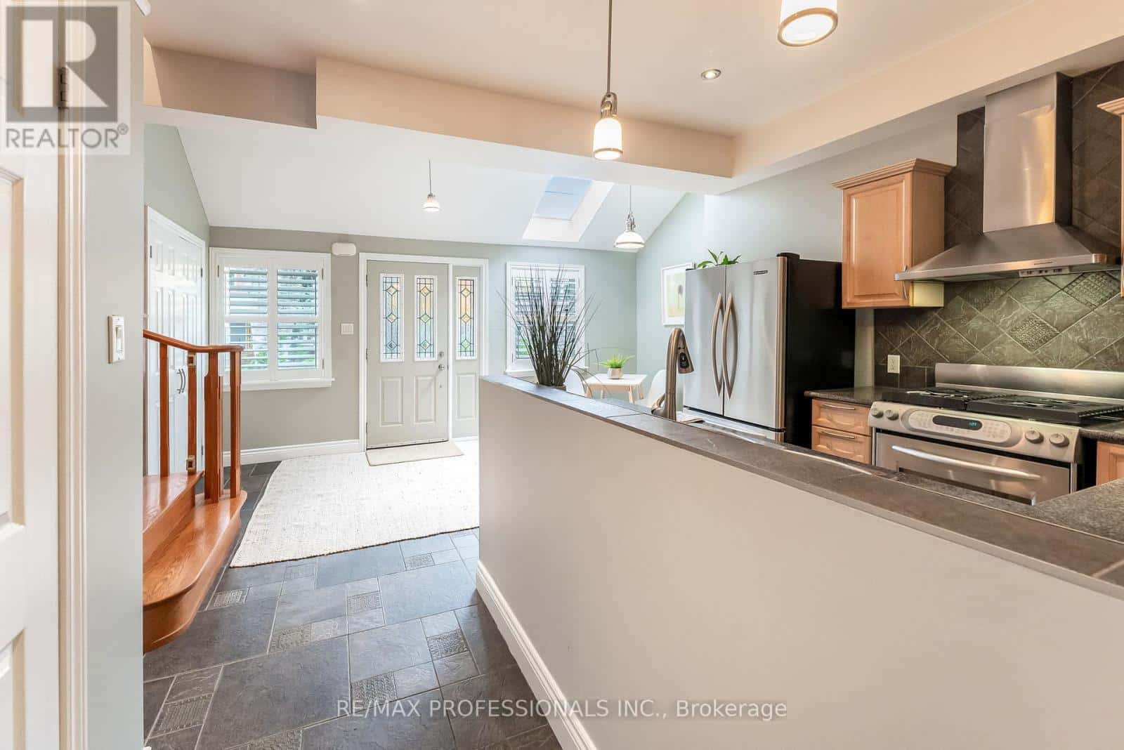 37 LAVINIA AVENUE — Toronto (High Park-Swansea), Ontario - Photo 4 of 45