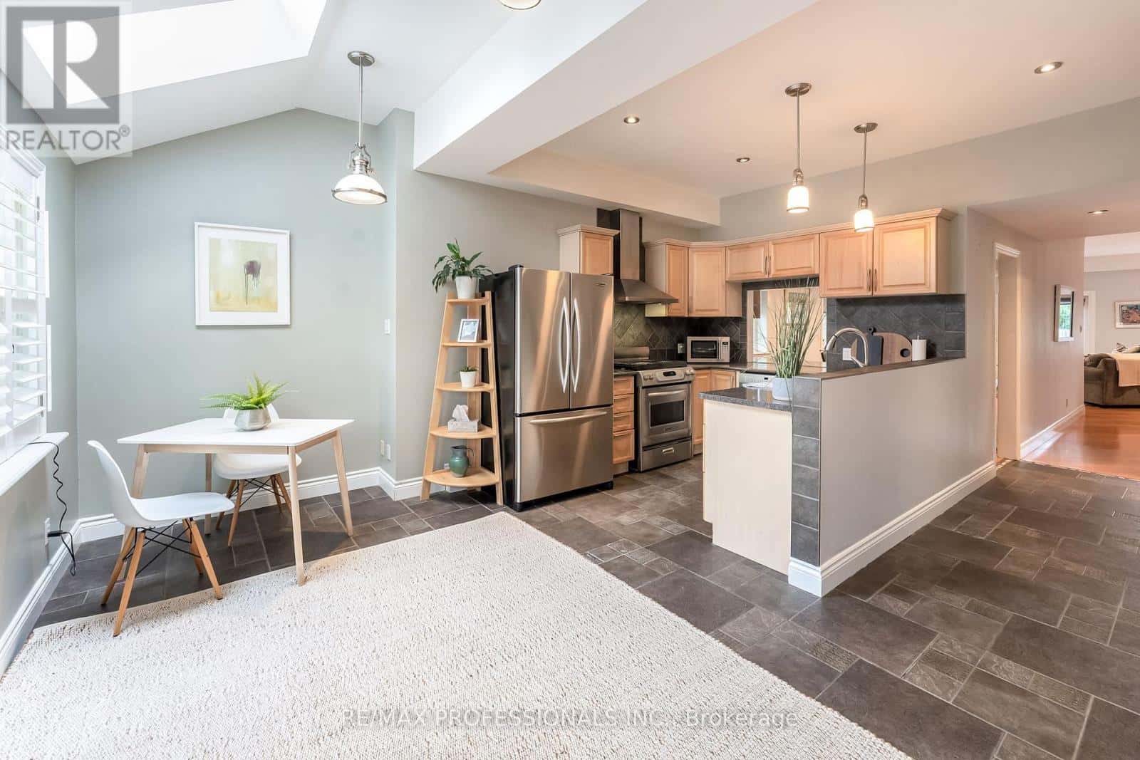 37 LAVINIA AVENUE — Toronto (High Park-Swansea), Ontario - Photo 5 of 45