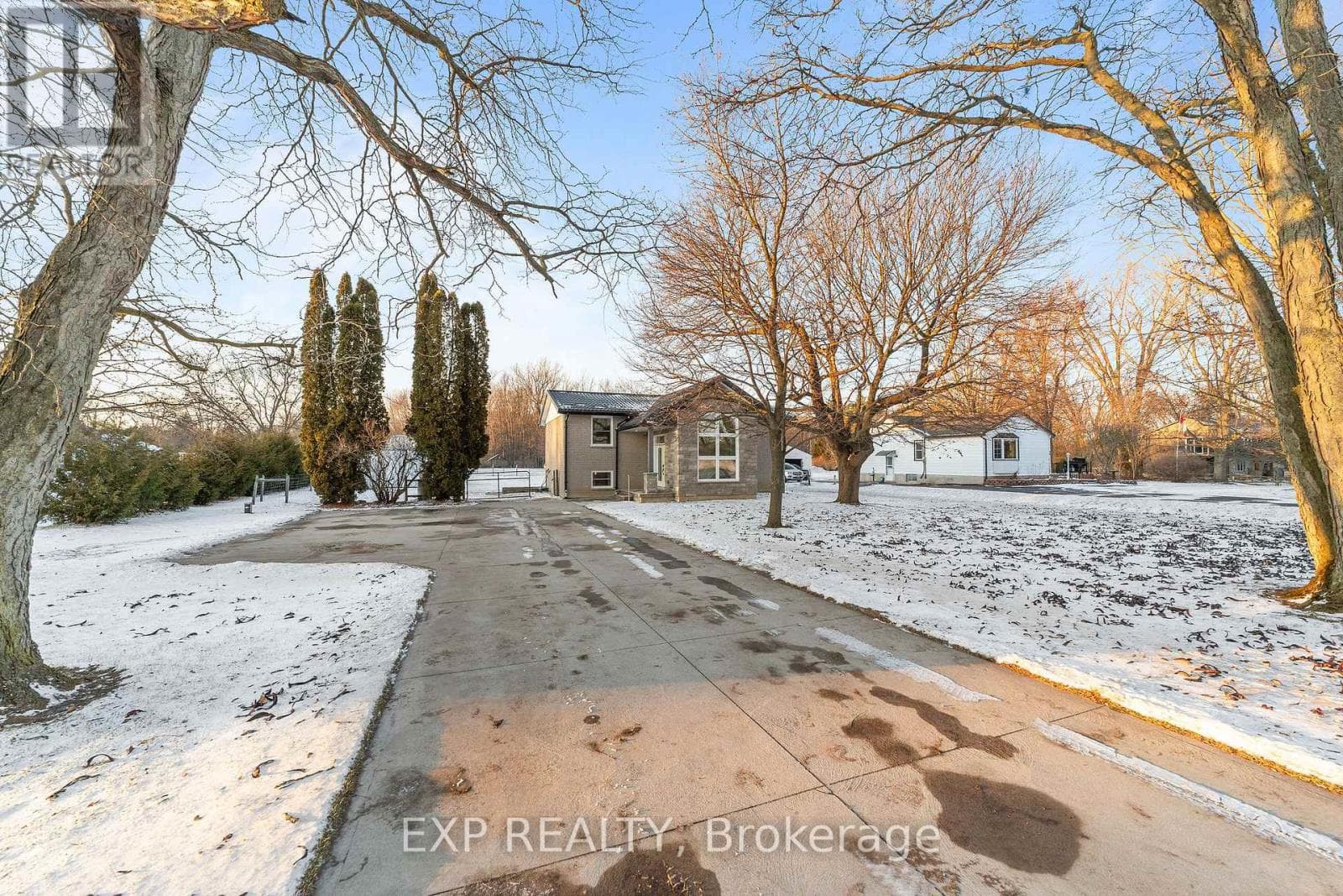 9122 PARKHOUSE DRIVE — Strathroy-Caradoc (Mount Brydges), Ontario - Main photo