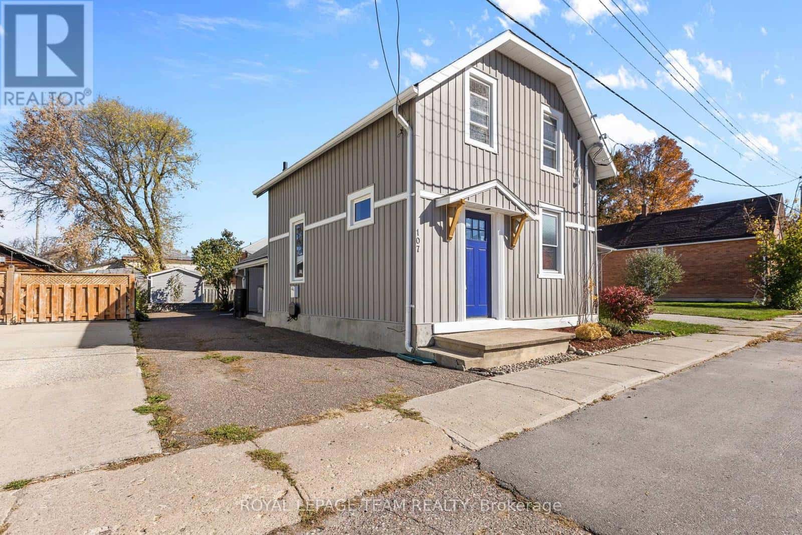 107 QUEEN STREET N — Renfrew, Ontario - Photo 2 of 43