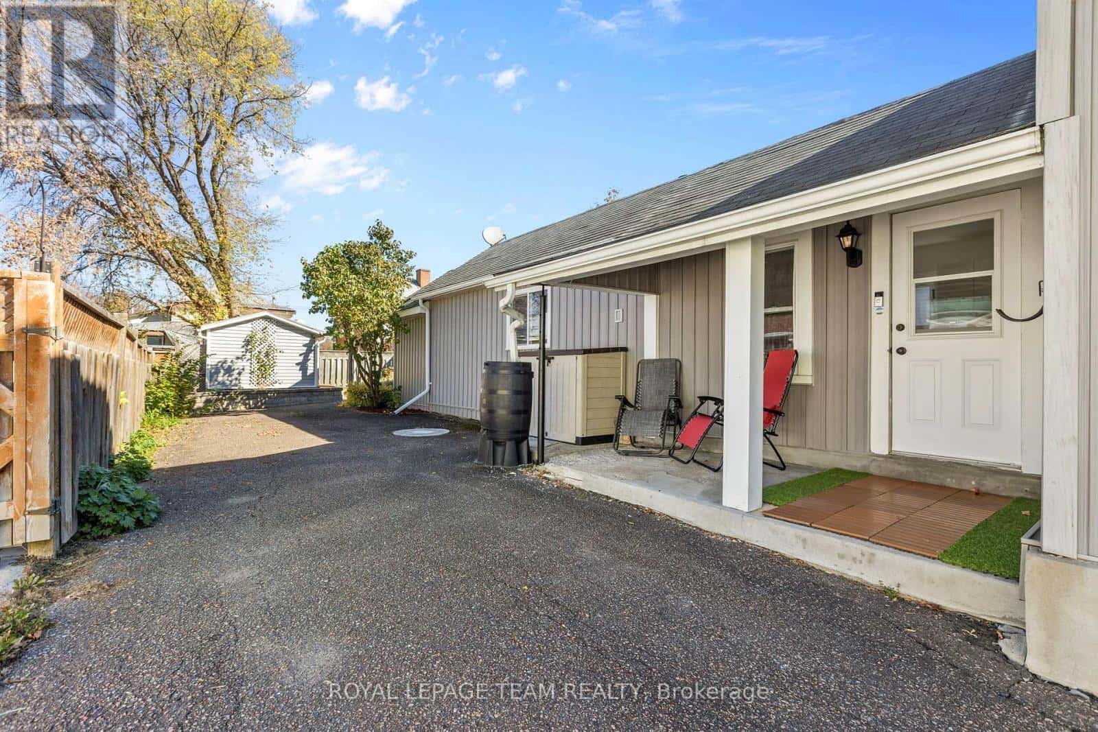 107 QUEEN STREET N — Renfrew, Ontario - Photo 3 of 43