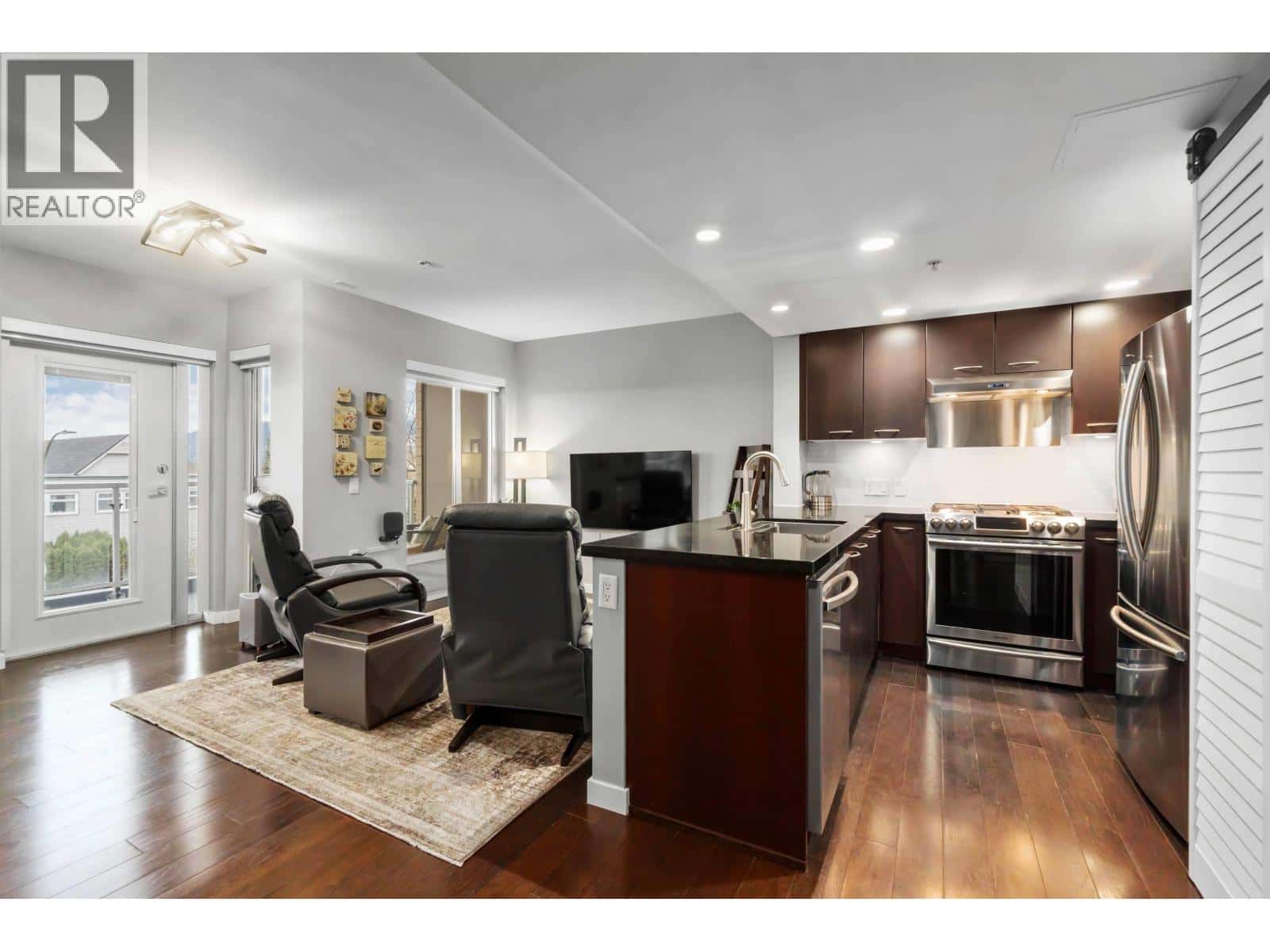 213 1288 CHESTERFIELD AVENUE — North Vancouver, British Columbia - Photo 4 of 37