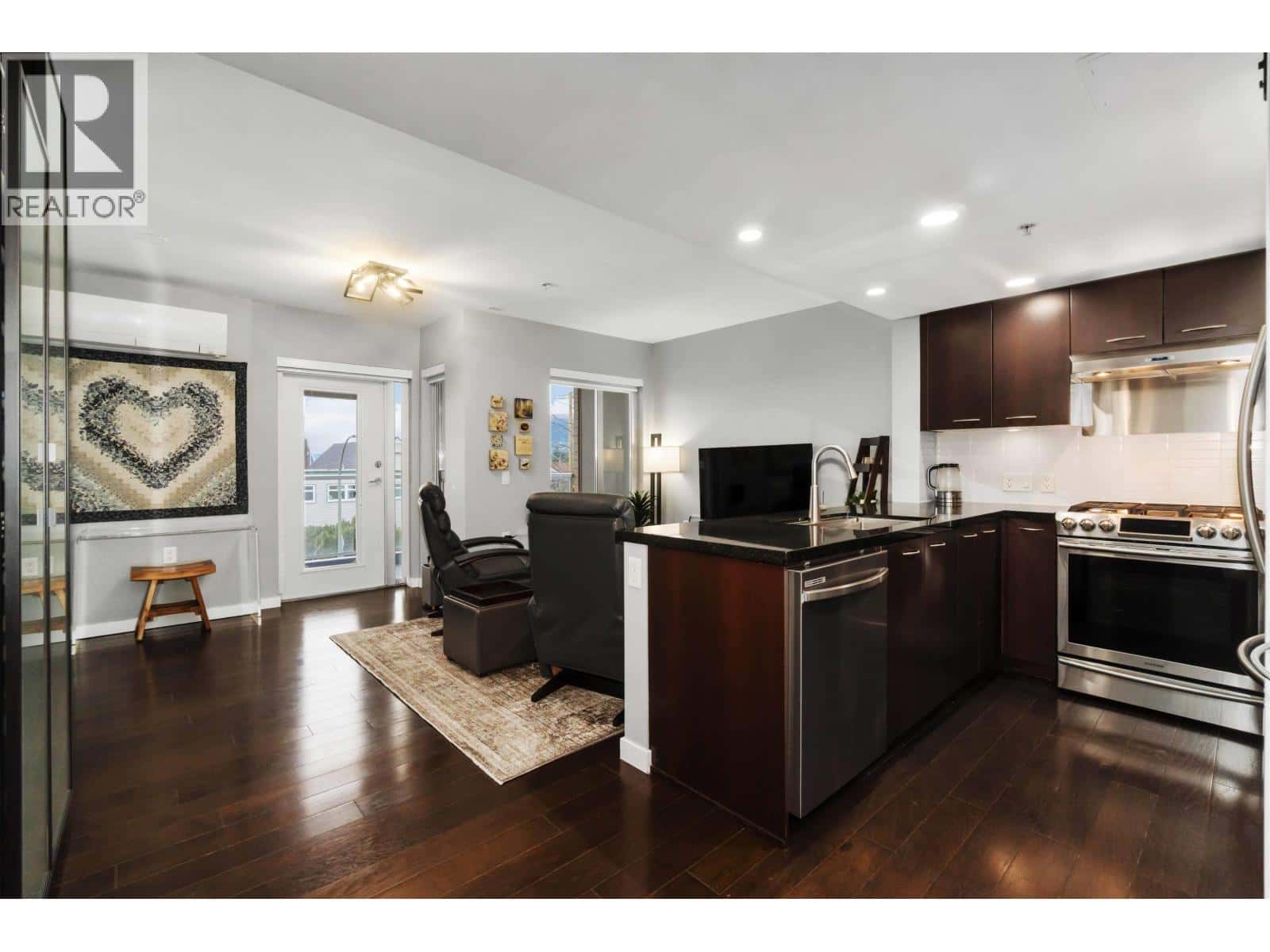 213 1288 CHESTERFIELD AVENUE — North Vancouver, British Columbia - Photo 5 of 37