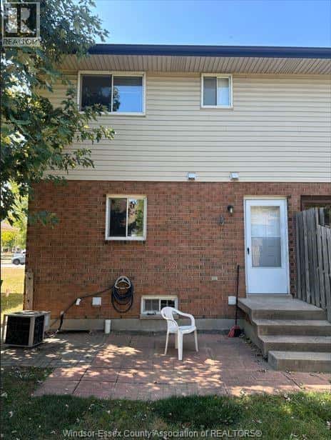 2666 LAUZON — Windsor, Ontario - Photo 4 of 7