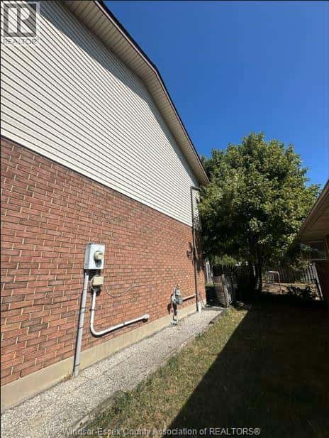 2666 LAUZON — Windsor, Ontario - Photo 5 of 7