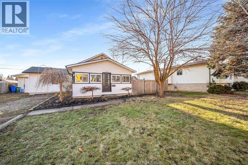 172 LAURIER — LaSalle, Ontario - Photo 2 of 41