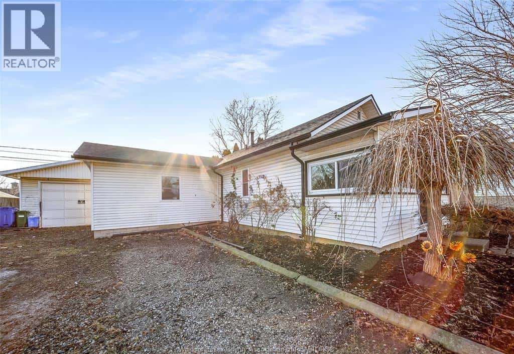 172 LAURIER — LaSalle, Ontario - Photo 5 of 41