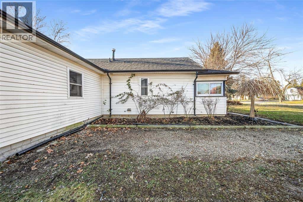 172 LAURIER — LaSalle, Ontario - Photo 4 of 41