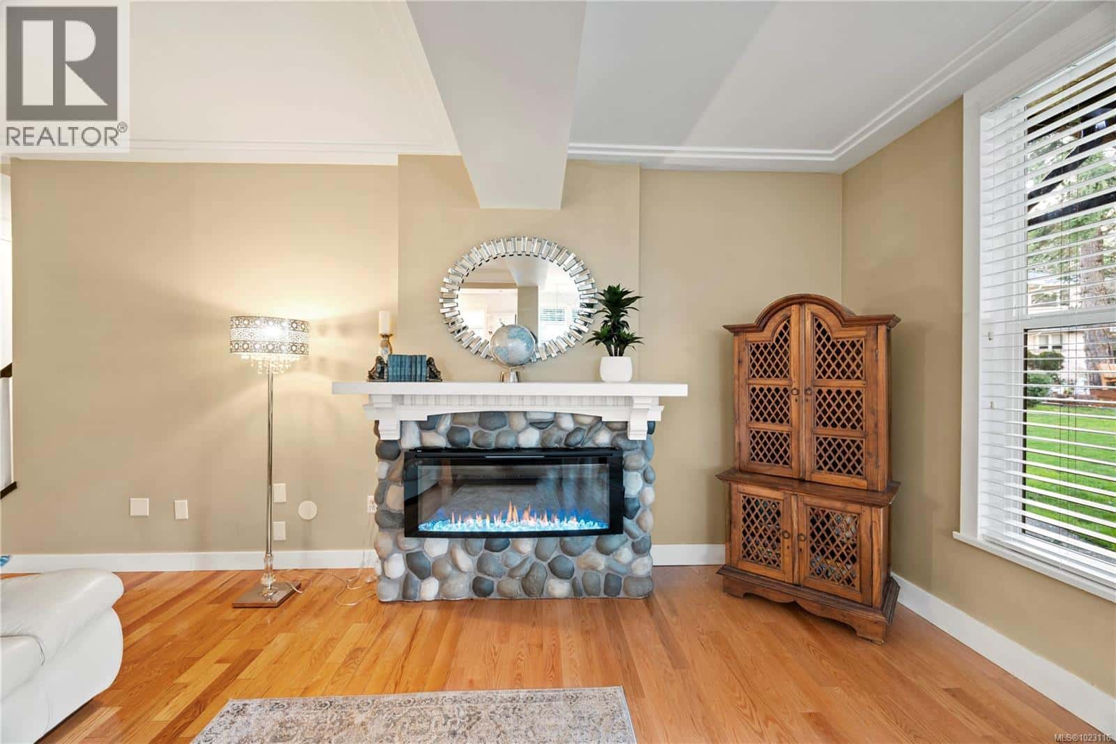 4937 Eagle View Lane — Saanich, British Columbia - Photo 4 of 40