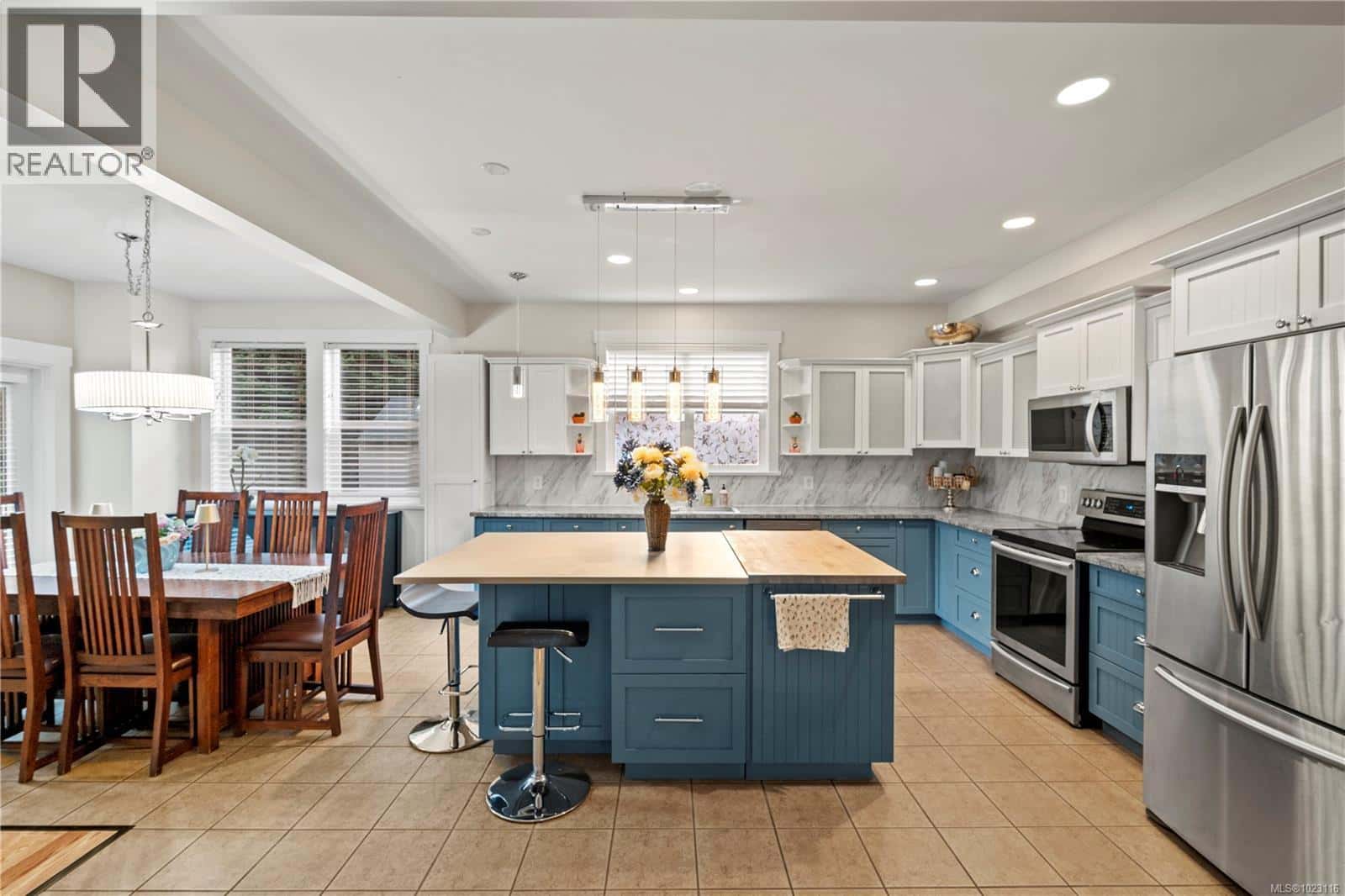 4937 Eagle View Lane — Saanich, British Columbia - Photo 5 of 40