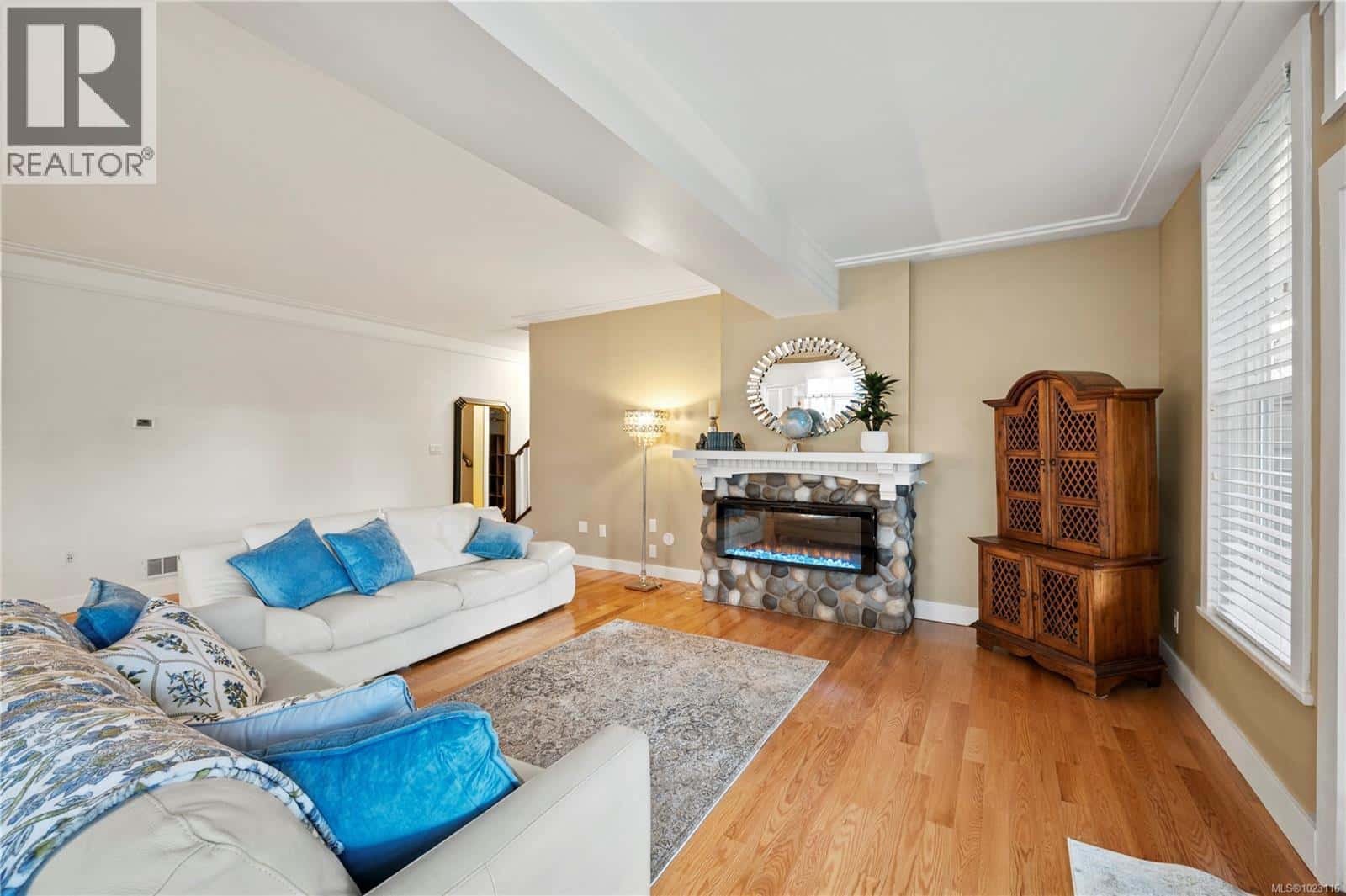 4937 Eagle View Lane — Saanich, British Columbia - Photo 3 of 40