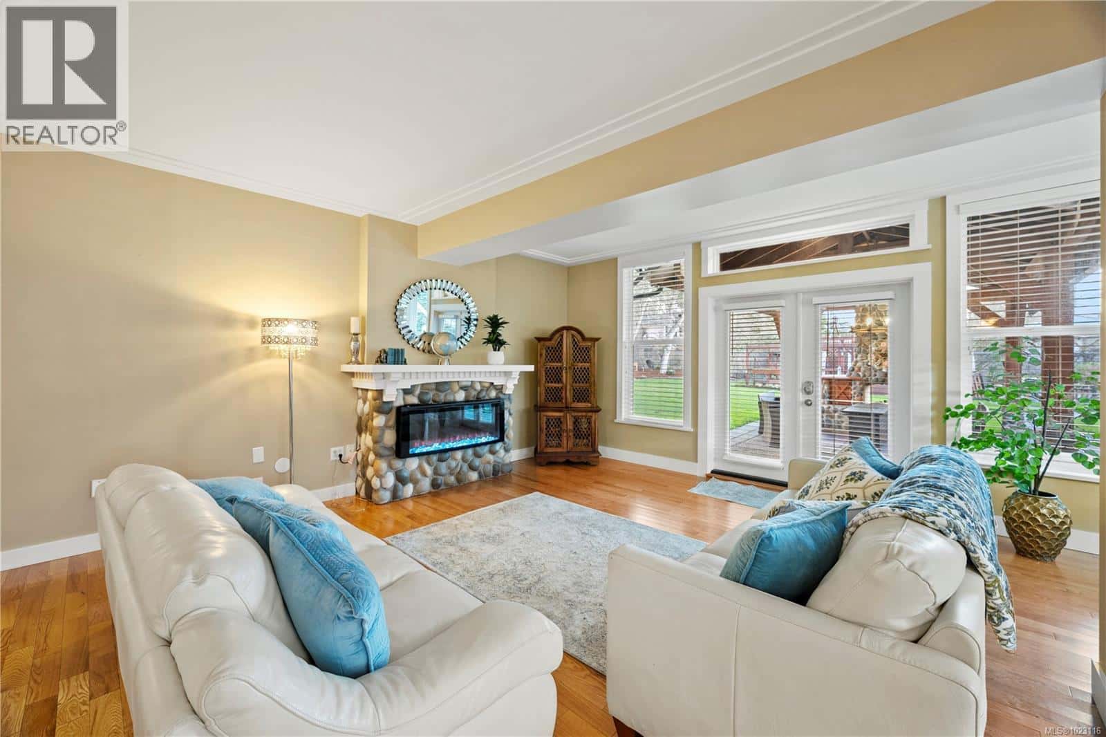 4937 Eagle View Lane — Saanich, British Columbia - Photo 2 of 40