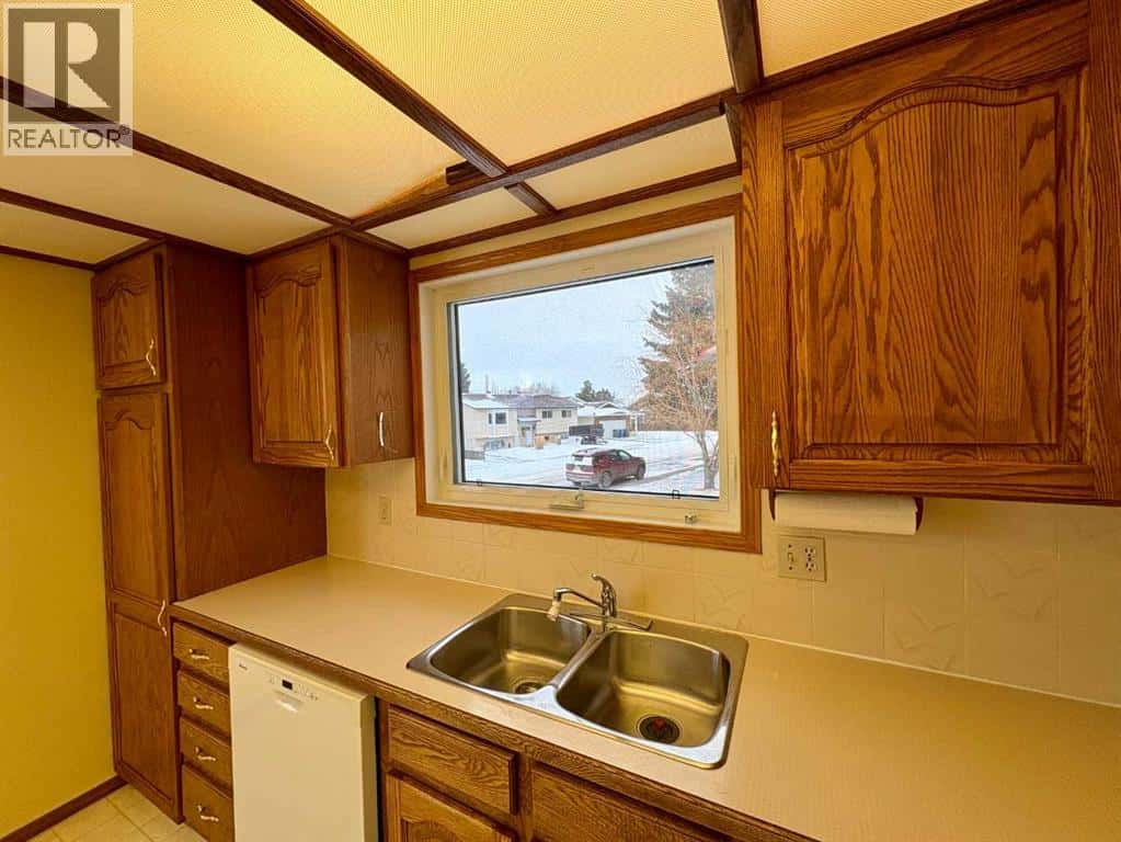 4304 56 Avenue — Innisfail, Alberta - Photo 5 of 35